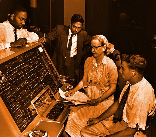 Portrait de Grace Hopper en uniforme de la marine américaine