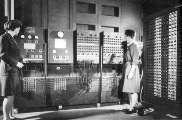Deux programmeuses devant l'ordinateur ENIAC
