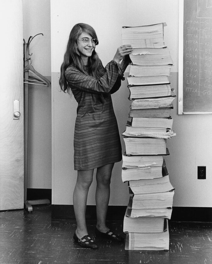 Margaret Hamilton a cote de la pile de code source d'Apollo